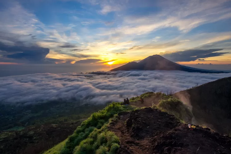 Pemandangan indah dari puncak Gunung Batur, tempat terbaik untuk menikmati matahari terbit di Bali