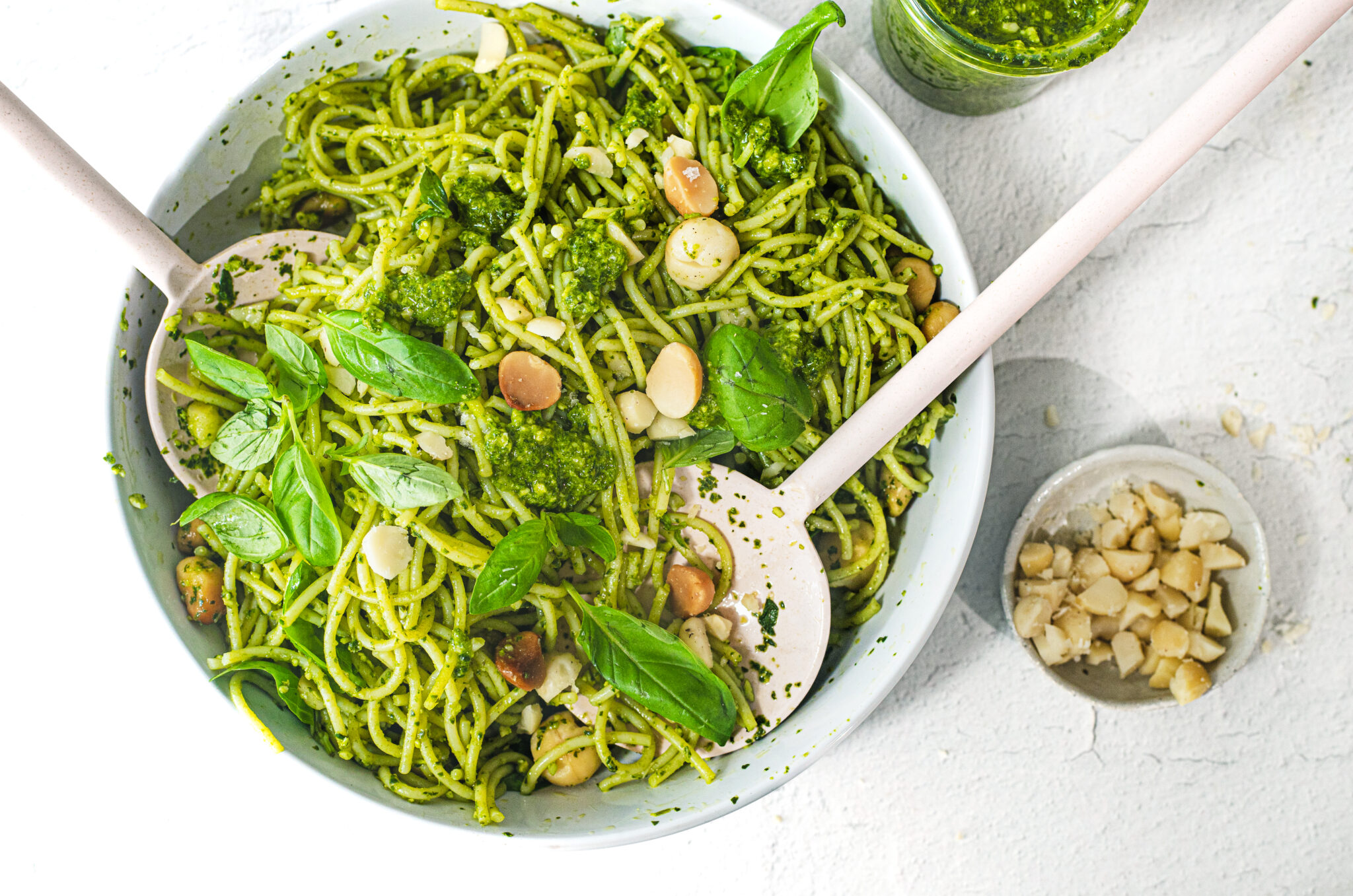 Spaghetti pesto basil segar dengan saus pesto buatan sendiri, lengkap dengan taburan parmesan dan daun basil