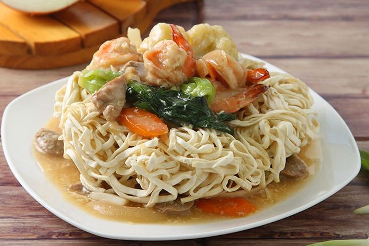 Ifu Mie goreng renyah disajikan dengan saus kental gurih