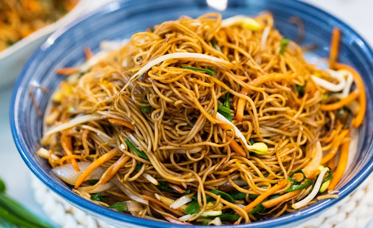 Chow Mein: Hidangan Mi Goreng Khas Tiongkok yang Lezat dan Menggugah Selera