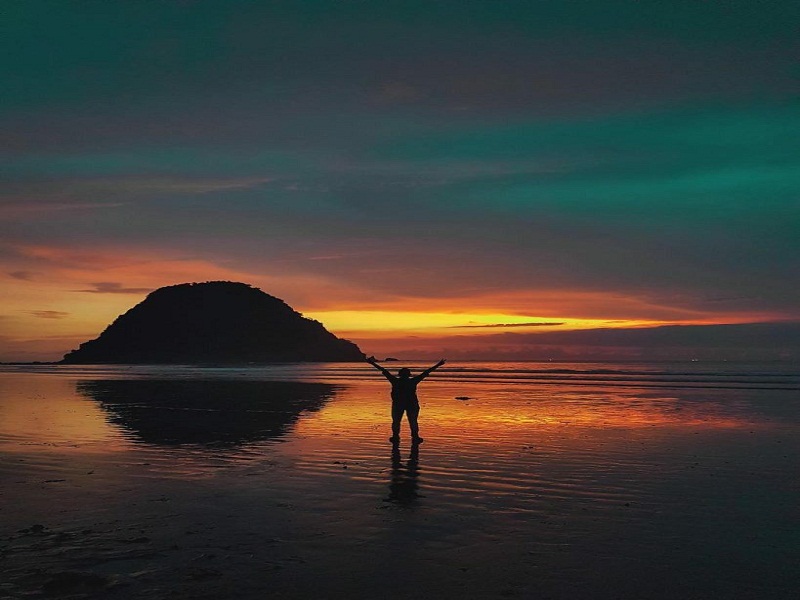 keindahan Pantai Pulau Merah