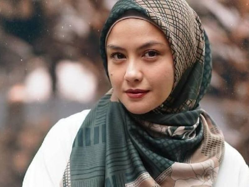 Transformasi Revalina S Temat: Dari Gadis Sampul ke Ikon Elegan