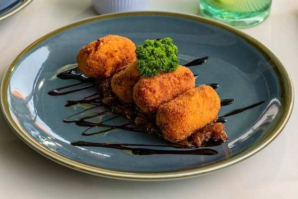Brulee Bomb Potato, Camilan Kentang dengan Ledakan Keju yang Bikin Susah Berhenti